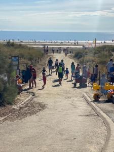 圣布里文莱丝皮恩La Villa Rose-Marie的一群人沿着海滩附近的一条土路走