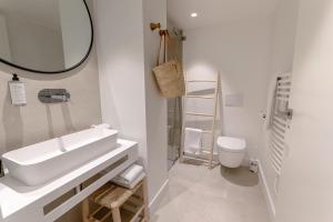 科利尤尔Les Suites de Collioure的白色的浴室设有水槽和卫生间。