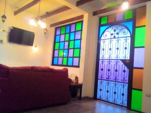 阿里卡Hotel Andalucía的客厅设有彩色玻璃门