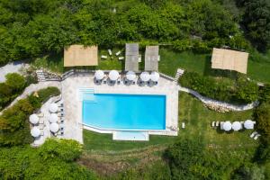 拉波拉诺泰尔梅Laticastelli Country Relais的享有庭院内游泳池的空中景致