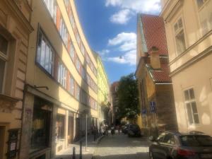 布拉格拉格泰姆酒店的城市中拥有建筑物和汽车的街道