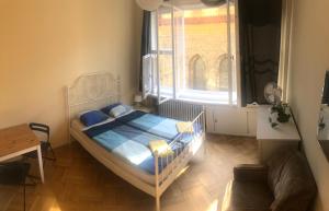 布拉格拉格泰姆酒店的一间小卧室,配有床和窗户