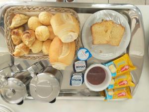 伊利亚贝拉Hotel Fita Azul的包括糕点和其他食品的午餐盒