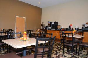 Lake ViewCobblestone Inn & Suites - Lake View的一间带桌椅的用餐室和一间厨房
