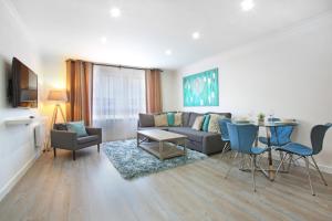 格拉斯哥Vkm Apartments的客厅配有沙发和桌椅