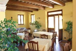 卡拉塞拉茨卡拉农业旅游酒店的用餐室配有桌椅和植物