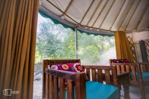 Roomy Yurts, Minapin Nagar Hunza的带2把椅子和窗户的房间