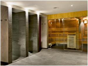 圣安东阿尔贝格"Quality Hosts Arlberg" Hotel Garni Mössmer的一间带步入式淋浴间和玻璃门的浴室