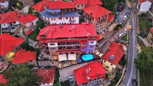 美特索文迈措翁奢华精品酒店的享有红色屋顶建筑的顶部景色