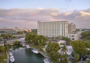 迈阿密THesis Hotel Miami的河边一座大型建筑,里面装有船只