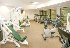 奥兰治比奇Phoenix on the Bay II的一间健身房,里面配有跑步机和机器