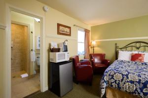 旧金山船坞汽车旅馆的一间酒店客房 - 带一张床和一间浴室