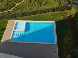 波尔蒂芒Fantástico Apartament的游泳池顶部的景色