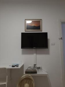 Beʼer Oraקסם במדבר באר אורה的挂在白色墙壁上的平面电视