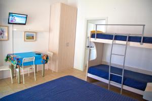 波尔图圣乔治卡萨比安卡公寓式酒店的一间卧室配有双层床、桌子和书桌