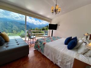 萨兰托米拉多科科拉酒店的一间卧室设有一张床和一个大窗户