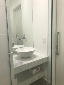里约热内卢Ipanema Prudente Studio的浴室设有白色水槽和镜子