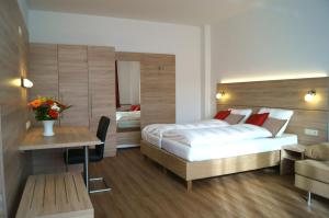 纽伦堡达斯福尔克公寓酒店的酒店客房设有一间带一张床和一张书桌的卧室