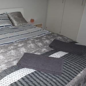 锡林耶尔维Bright star apartament Siilinjärvi的床上有两条毛巾
