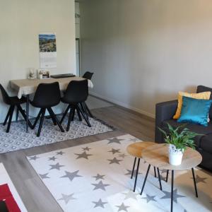 锡林耶尔维Bright star apartament Siilinjärvi的客厅配有桌子和沙发
