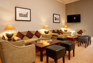 斯坦斯伦敦泰晤士畔斯坦斯美居酒店的客厅配有沙发和桌椅