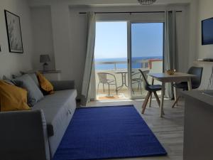 美洲海滩KC home abroad panoramic sea view的带沙发的客厅,享有海景
