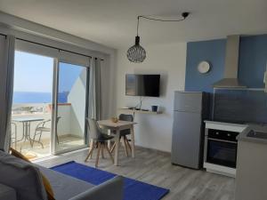 美洲海滩KC home abroad panoramic sea view的客厅设有厨房和桌椅
