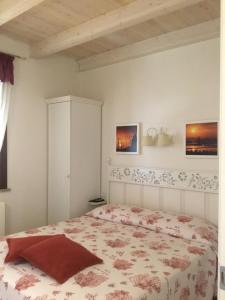 伯吉维奇Borgo della Luna的一间卧室,卧室内配有一张大床