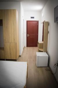 VinicaVila Oska的一间红色门和一个白色盒子的房间