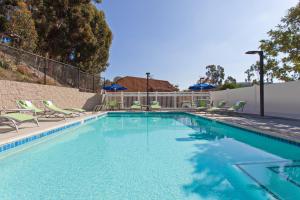 米拉梅萨圣地亚哥 - 米拉梅萨智选假日酒店的游泳池配有躺椅