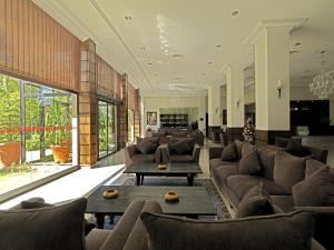 乌季达阿特拉斯东方酒店的带沙发和桌子的大客厅
