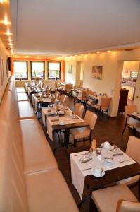 拉姆斯泰因-米森巴赫皮斯切酒店的餐厅内带桌椅的用餐室