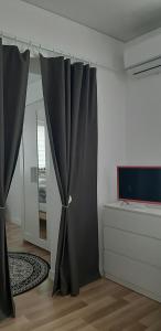 罗基什基斯Butas Vytauto 7-4的一间设有黑色窗帘和电视的客房