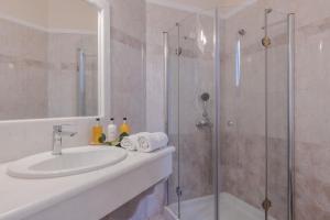 卡马利Epavlis Hotel & Spa的一间带水槽和淋浴的浴室