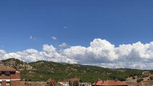 特鲁埃尔TeruelHOME I Con Encanto y parking的天空云的山景