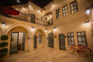 于尔居普Sinasos Star Hotel的停放在大房间中的自行车,有一座建筑