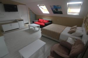 伊斯坦布尔GRAND VATAN HOTEL的一间卧室配有一张床、一张沙发和一把椅子