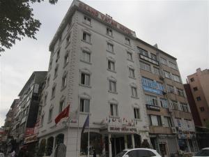 伊斯坦布尔GRAND VATAN HOTEL的街道拐角处的白色大建筑