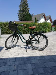 萨尔茨堡Knusperhaus mit Garten的一辆自行车,车上有一个篮子,停在人行道上
