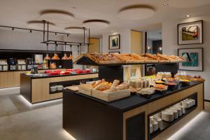 布拉格Hermitage Hotel Prague的面包店,展示着许多面包和糕点