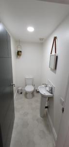 惠特比Spa House Retreat的白色的浴室设有卫生间和水槽。