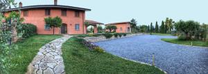 拉蒂纳Casale Appia的房屋旁有石头路的房子