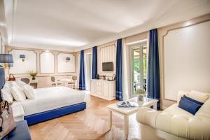 莫尔特拉肖帝国大酒店的一间卧室设有一张床和一间客厅。
