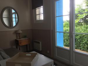 Lussault-sur-Loire德宾泰木屋酒店的窗户前方的盒子的房间