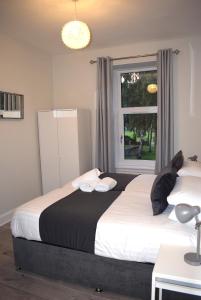 Kelpies Serviced Apartments- Victoria客房内的一张或多张床位