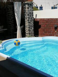 佩里萨5bedroom villa in perissa beach的水中的一个游泳池