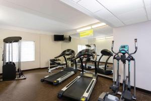 杰克逊维尔拉昆塔杰克逊维尔巴特勒大道套房酒店的健身房设有数台跑步机和有氧运动器材