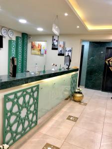开罗Jewel Dokki Hotel的餐厅的酒吧,有绿色的柜台