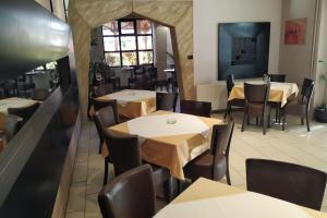 新瓦罗什Restoran Filipovic的餐厅内带桌椅的用餐室