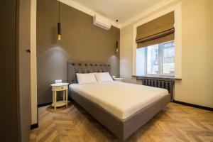基辅Idea Design Apart-Hotel Maidan的一间卧室设有一张大床和一个窗户。